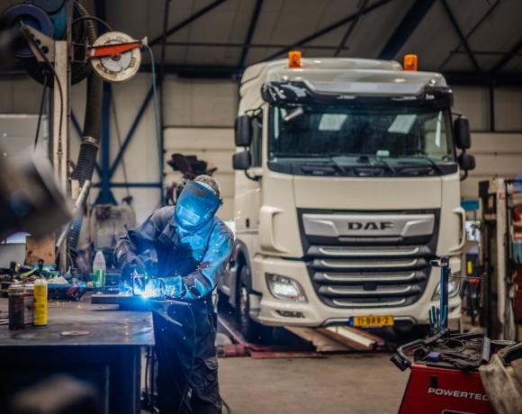 Professioneel aan het werk aan een DAF Professioneel aan het werk aan een DAF